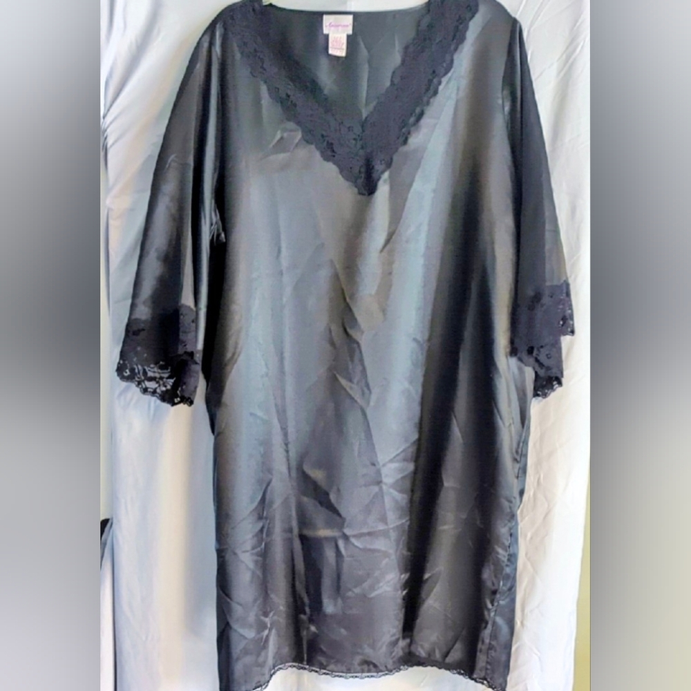 Chic Black Lace Trim Robe